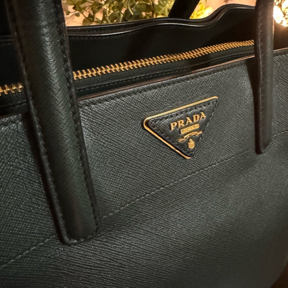 Prada - Picture 3 of 13